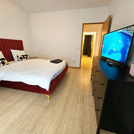 Color Apartments Corneliu Coposu No3 Boekarest Buitenkant foto
