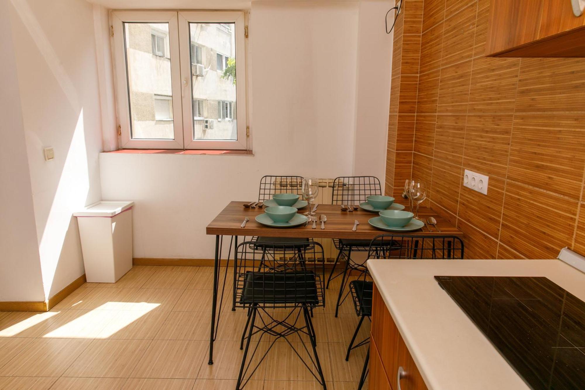 Color Apartments Corneliu Coposu No3 Boekarest Buitenkant foto